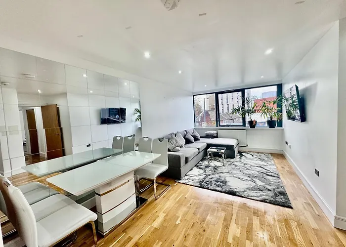 Luxury 2 Bed Entire Apartment-Near Tube & Shopping Centre