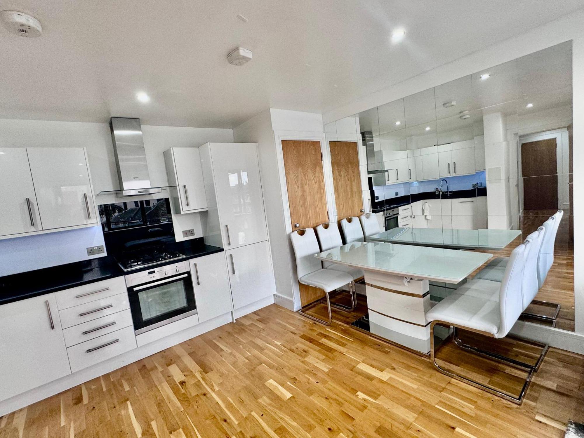 Luxury 2 Bed Entire Apartment-near Tube & Shopping Centre Apartment