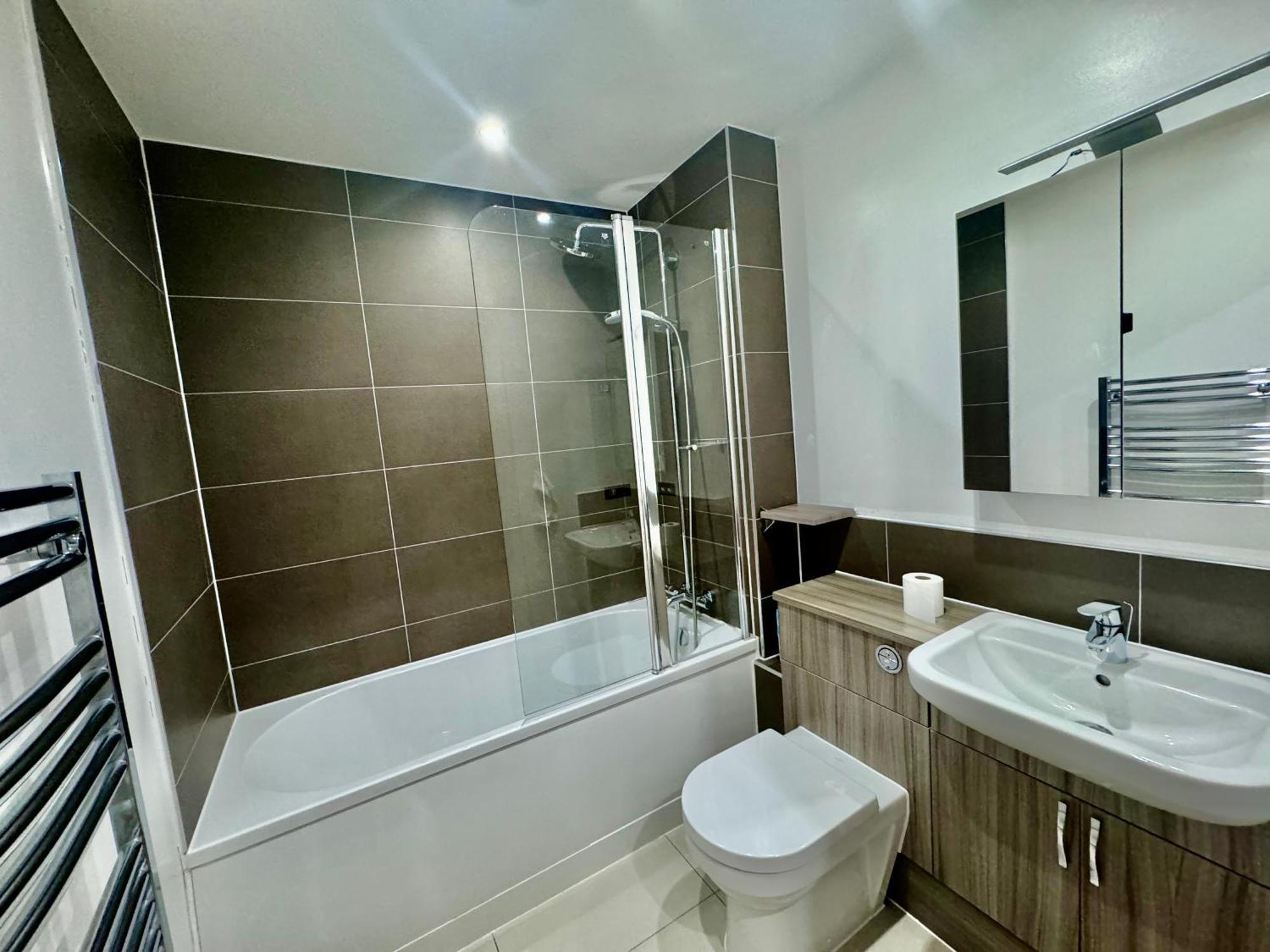 Luxury 2 Bed Entire Apartment-near Tube & Shopping Centre * London Borough of Harrow
