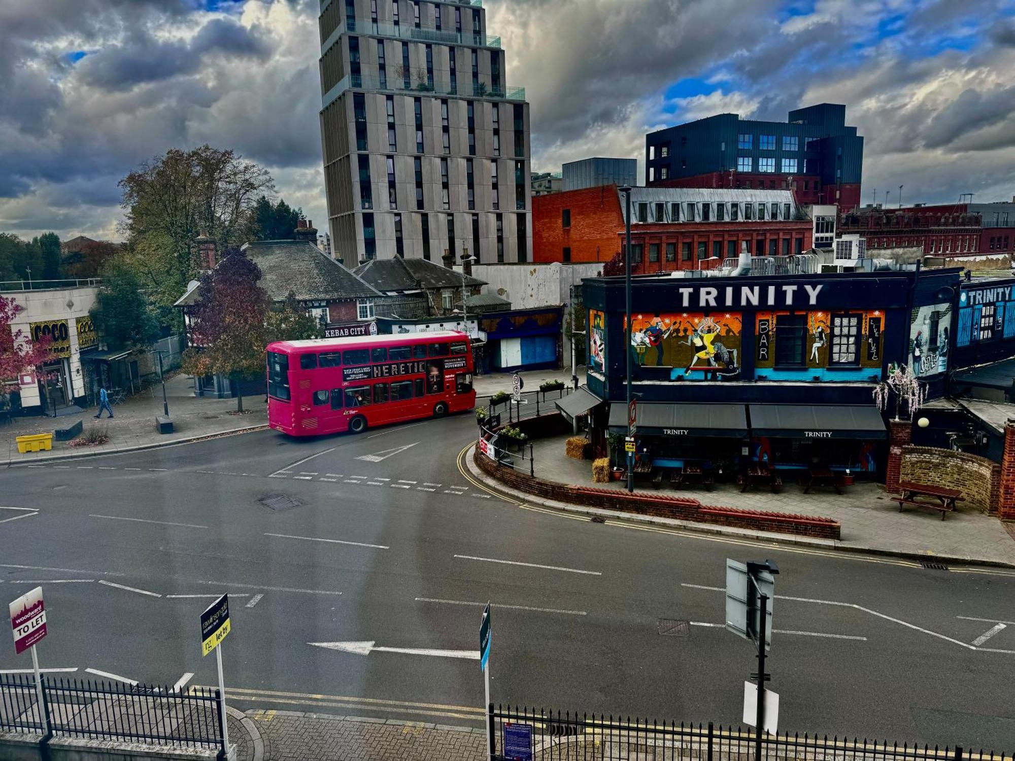 Apartment Luxury 2 Bed Entire Apartment-near Tube & Shopping Centre London Borough of Harrow