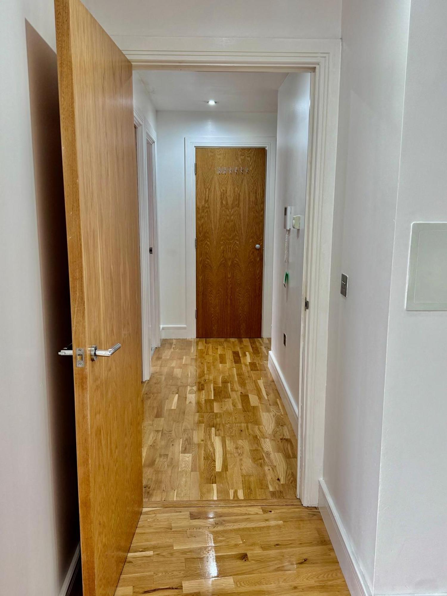 Luxury 2 Bed Entire Apartment-near Tube & Shopping Centre